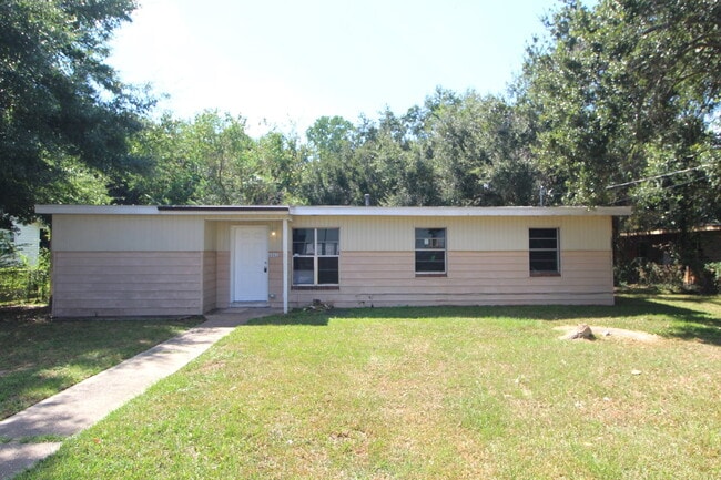 Building Photo - Move-In Ready 3-Bed Home with New Flooring...