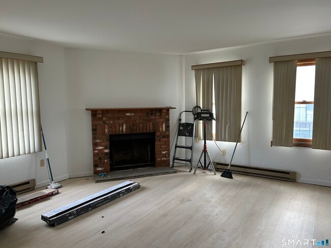 Building Photo - 43 Valley Dr