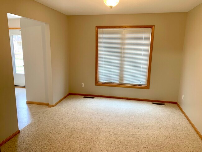 Building Photo - 1228 Rolling Creek Dr NE
