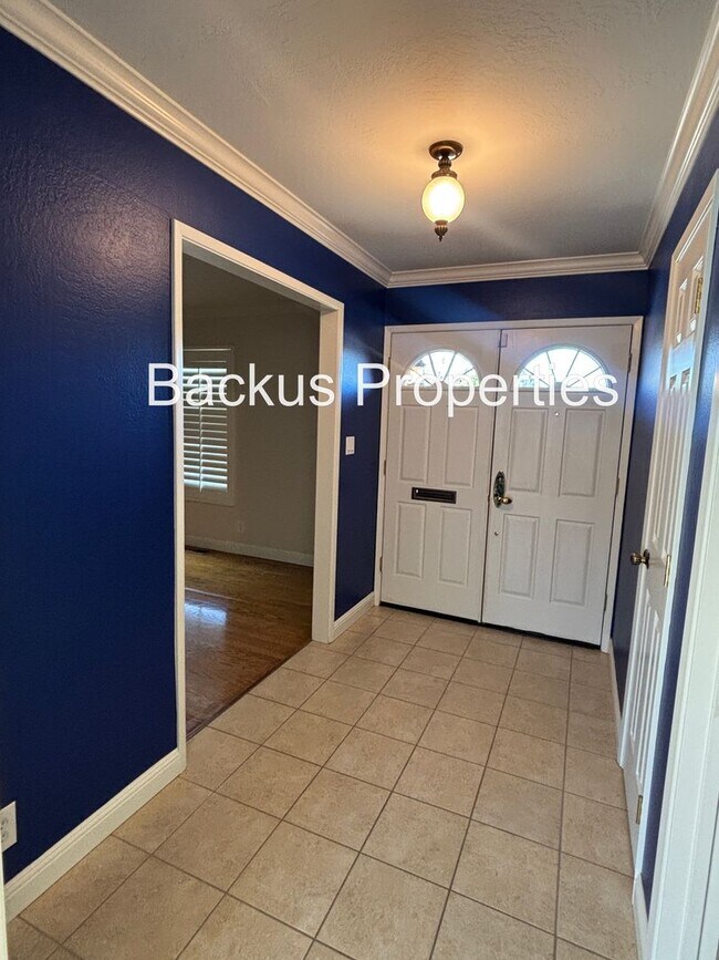 Foto del edificio - Wonderful four-bedroom corner lot home in South Salinas