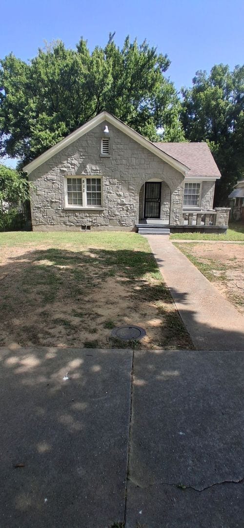 4 Success is offering this beautiful 2 bedroom 1 bath with formal dining. The home features hardw... - 4 Success is offering this beautiful 2 bedroom 1 bath with formal dining. The home features hardw...