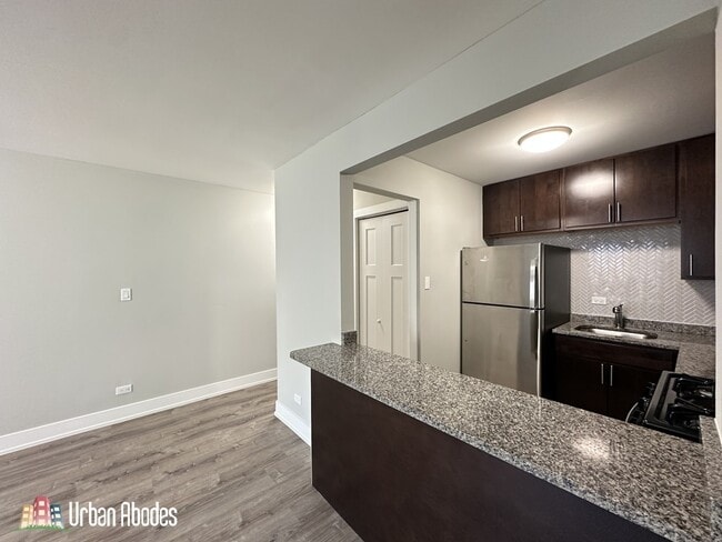 Building Photo - 528 W Surf St