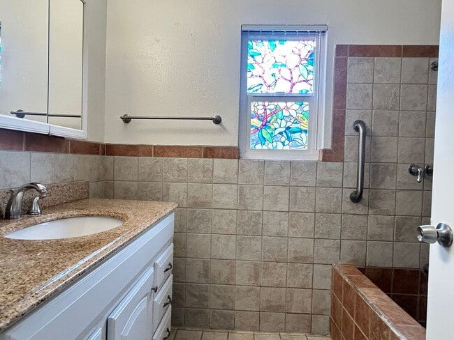 Building Photo - 2 Bed -2 Bath upper unit for Rent. Call us today!