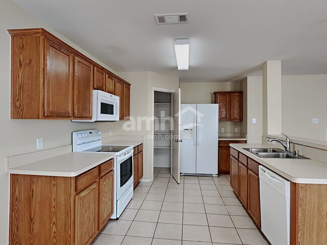 Foto del edificio - 7232 Lindentree Ln