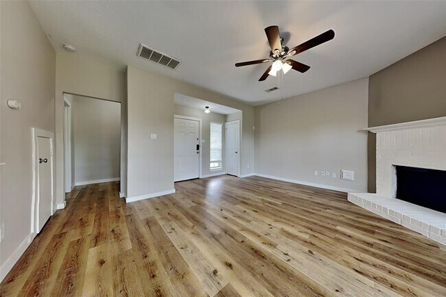 Foto del edificio - 7447 River Pines Dr