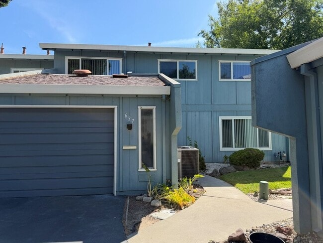 Building Photo - Updated Knollwood Condo with Community Pool
