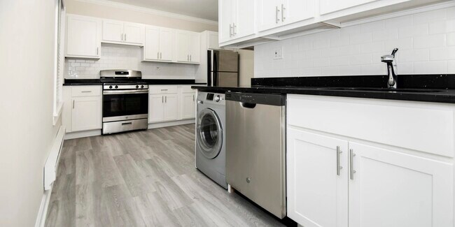 Building Photo - 838 W Cornelia Ave