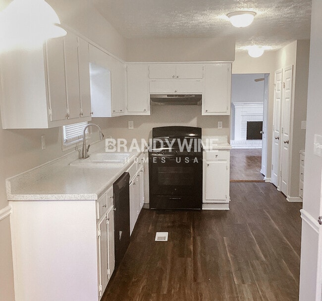 Building Photo - 1.5 mos. FREE RENT....Fenced Yard!!!