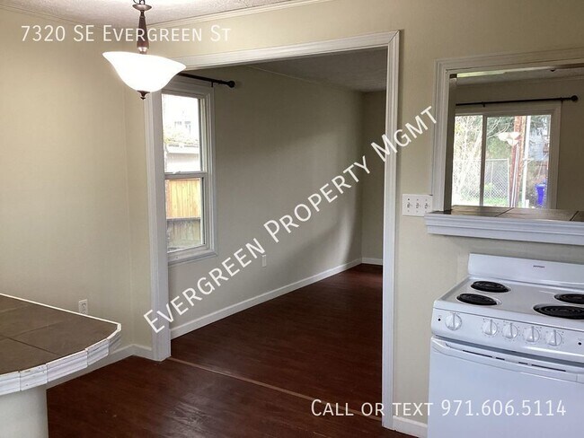 Building Photo - 2 bdrm, 1 bath- privately located at the e...