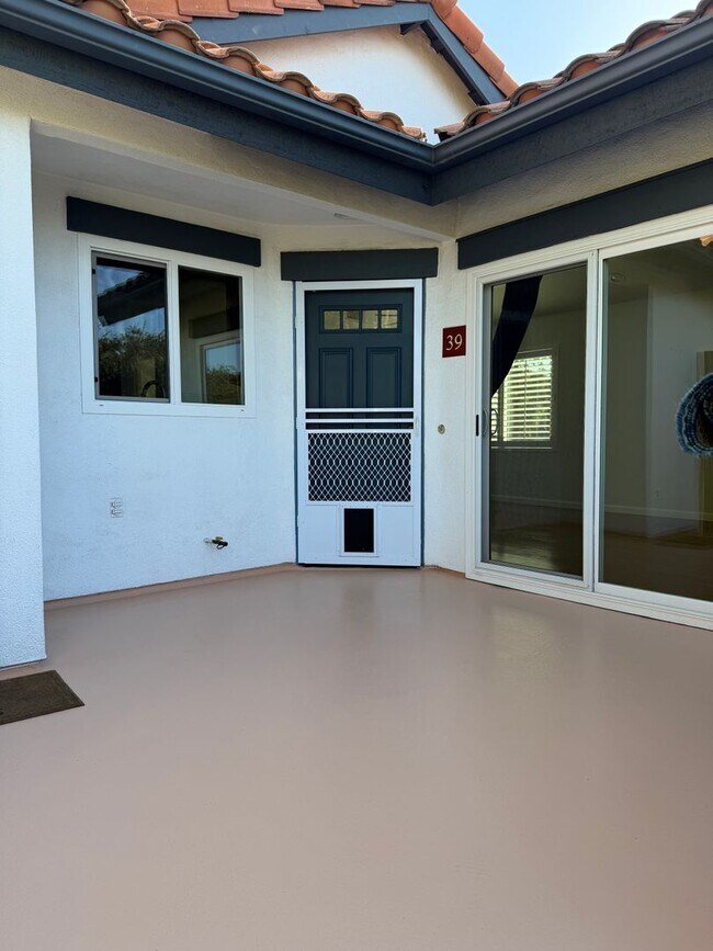 Building Photo - Very Private Carriage Unit Available Now!