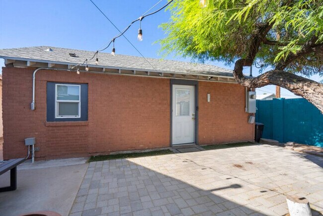 Building Photo - 13th Pl Back   Cute & Cozy| Renovated APT ...