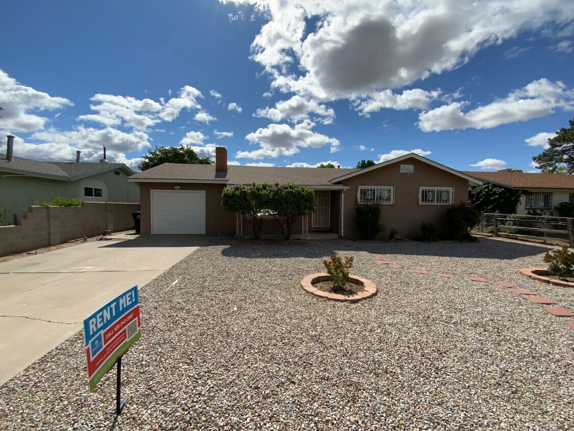 Foto principal - 3 Bedroom Single Story Home Available Near...