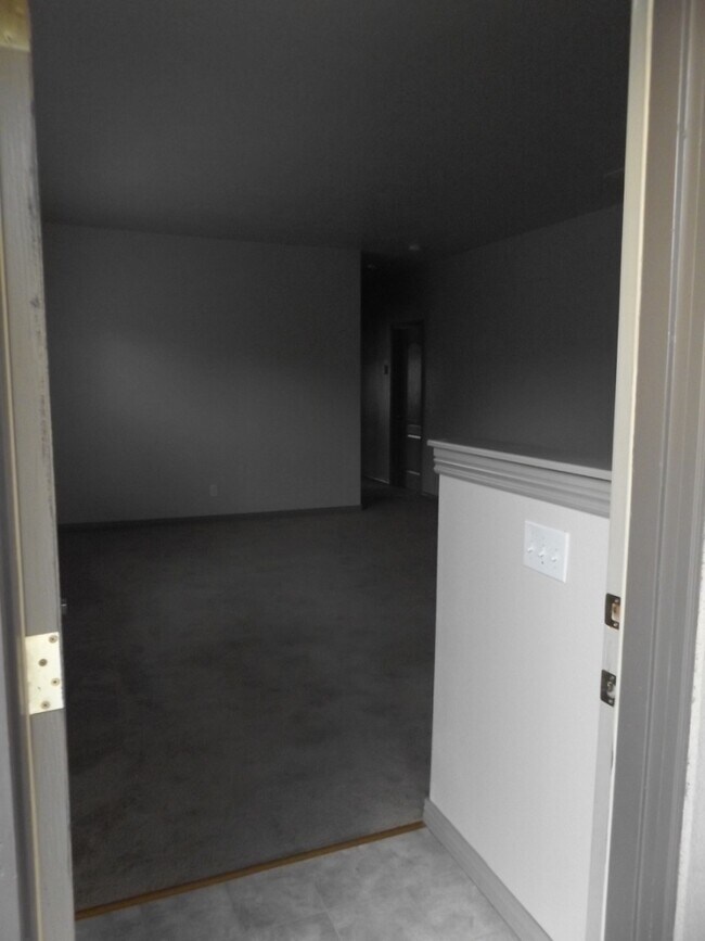 Foto del edificio - Spacious 3 Bedroom, 2 Bathroom Duplex with Two Car Garage and Fenced Yard!