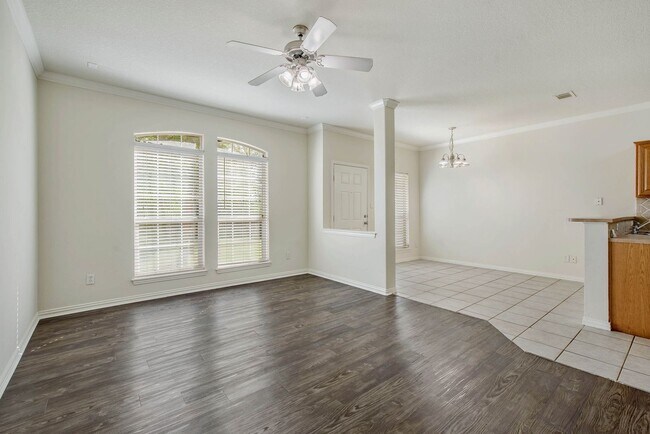 Foto del edificio - SUBLEASE AVAILABLE IMMEDIATELY!  Great 4 Bedroom 4 Bathroom Townhome on the Bus Route