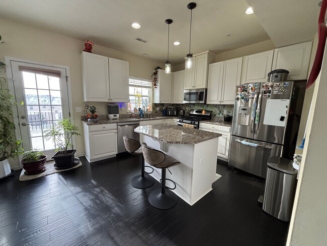 Foto del edificio - 3 Bedroom Townhome - Available March 1st!