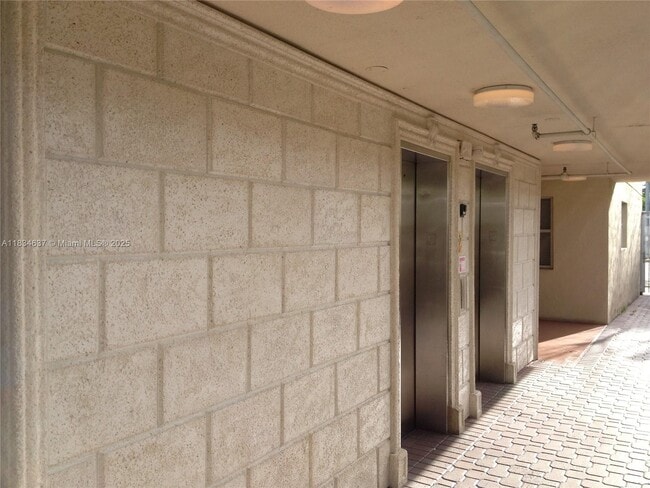 Building Photo - 2575 SW 27th Ave