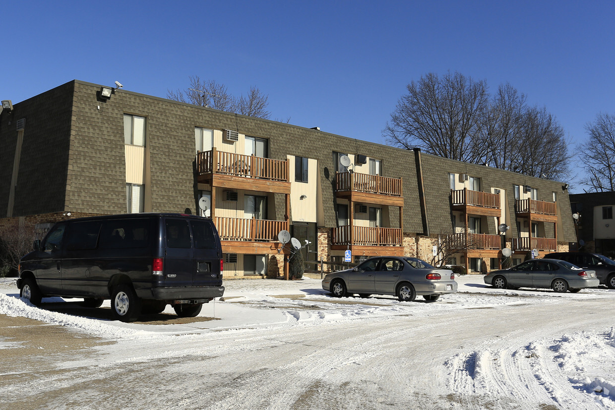 Primary Photo - Meadow Oaks Apartments