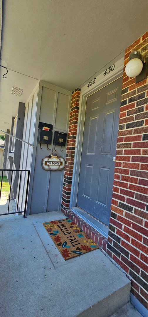 Building Photo - Fantastic location! 3 blocks west of Lions...