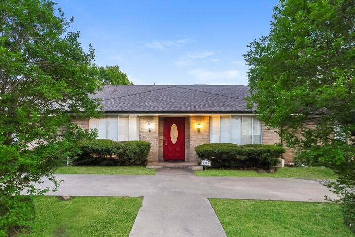 Primary Photo - 206 Clubbrook Circle