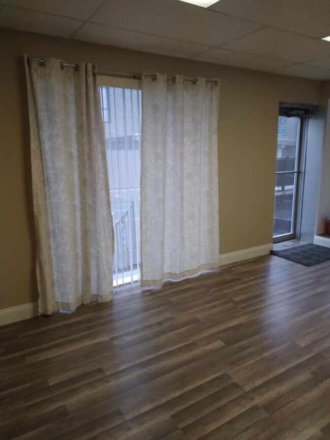 Habitación delantera - 7525 Forsyth Blvd