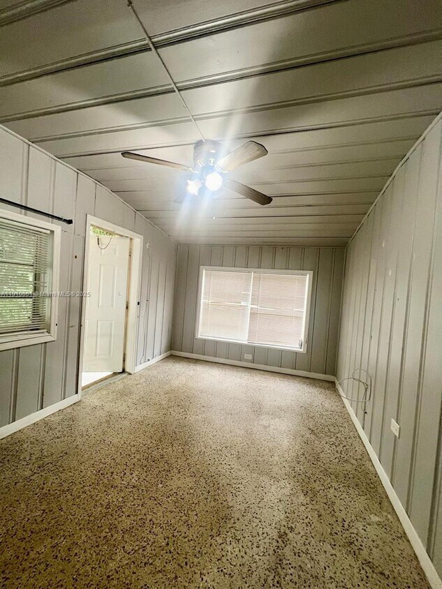 Building Photo - 1400 SW 29th Ave