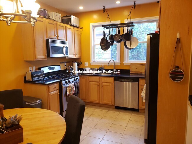 Building Photo - 15 Loveland Rd
