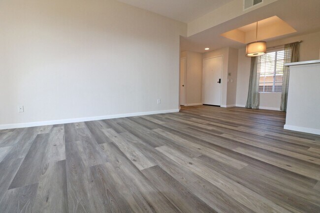 Foto del edificio - Mission Valley condo (River Colony) with balcony!  Central heat/ air. Gated garage parking. Pool/...