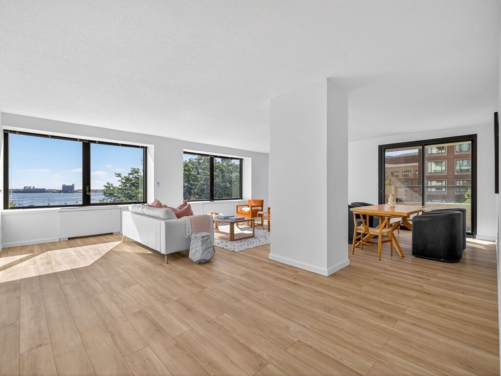 Foto principal - 65 E India Row