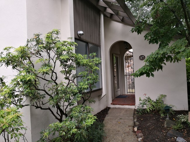 Building Photo - 17 Oak Knoll Dr