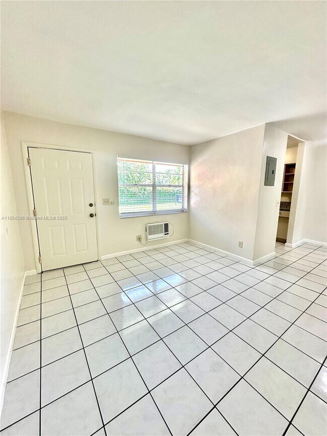 Building Photo - 15002 NE 11th Ct