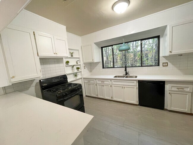 Kitchen - 602 N Crescent Heights Blvd