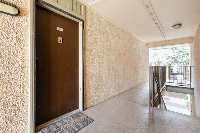 Foto del edificio - Experience comfortable city living in this...