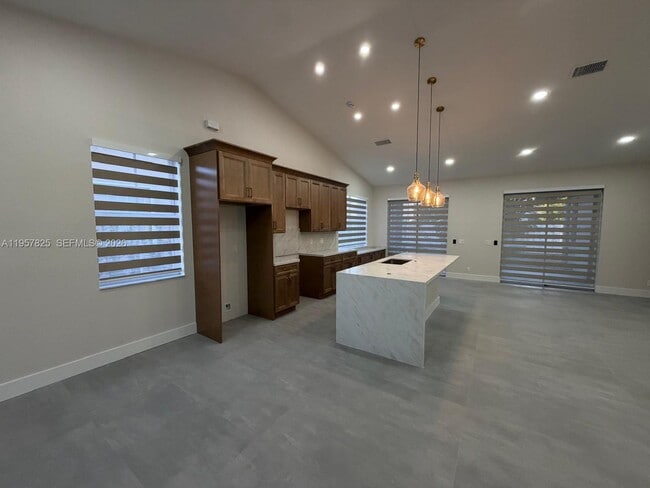 Foto del edificio - 755 Falling Water Rd