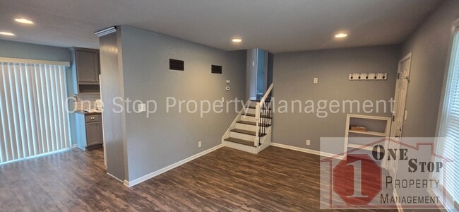 Building Photo - Stunning 3 bedroom, 2 bathroom duplex in Lee's Summit!
