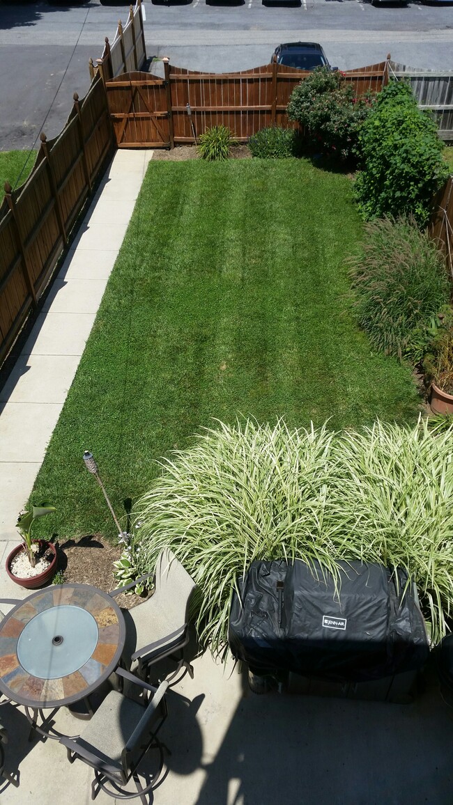 Building Photo - 143 S Mulberry St