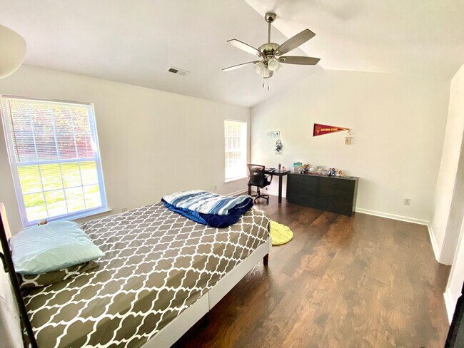 Foto del edificio - 5515 Laurel Grove Ln