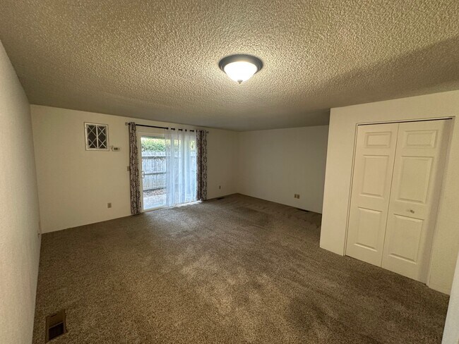 Living - 1103 SE Excalibur Dr
