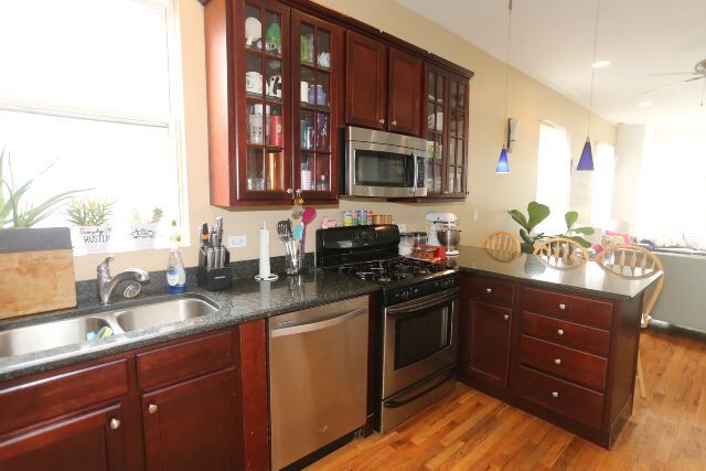 Foto del edificio - 2439 W Homer St