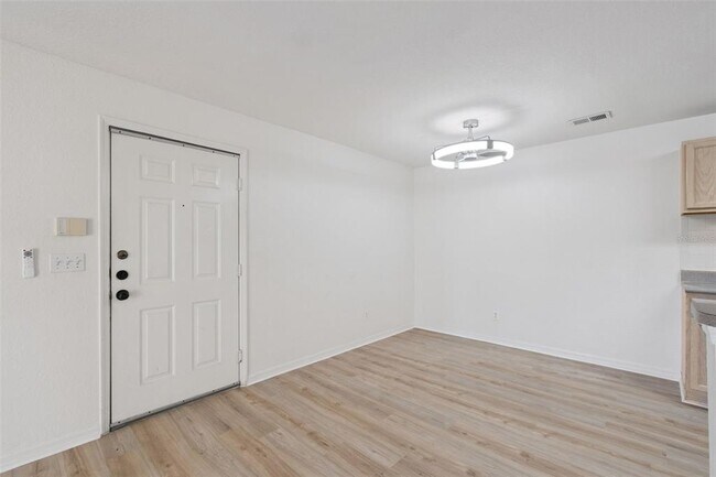 Foto del edificio - 8813 Latrec Ave