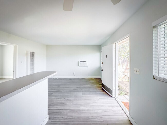 Foto del edificio - CUTE CONDO IN A DUPLEX W/ LARGE BACKYARD AVAILABLE FOR RENT!