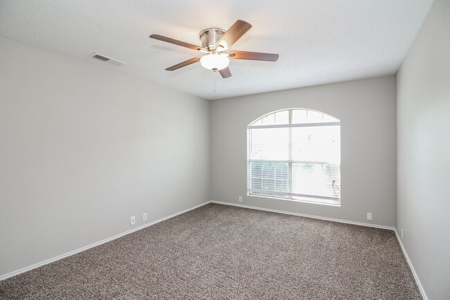 Building Photo - 216 High Pointe Ln