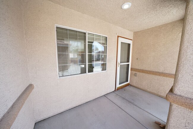 Foto del edificio - SHOWINGS AVAILABLE NOW