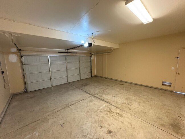 Foto del edificio - Two story home in SW Visalia available now!