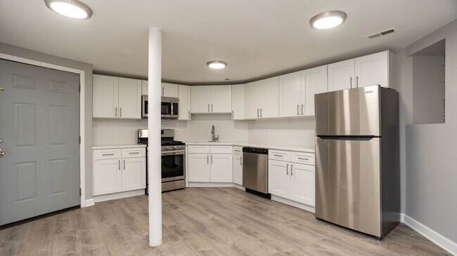 Building Photo - 1057 W Foster Ave