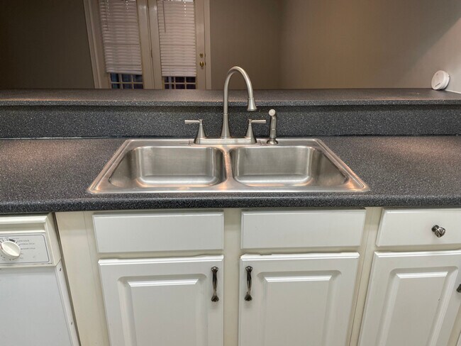 Foto del edificio - 1905 Tall Oaks Dr