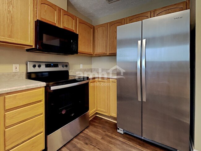 Foto del edificio - 6100 Glenmay Dr