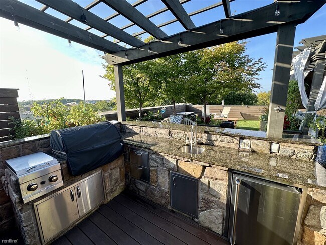 Building Photo - 4 br, 4 bath Condo - 3203 N Oakley Ave