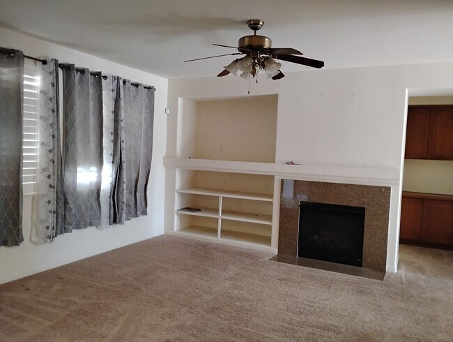 Foto del edificio - Spacious 6 Bedroom Home in North Merced - Solar Included!