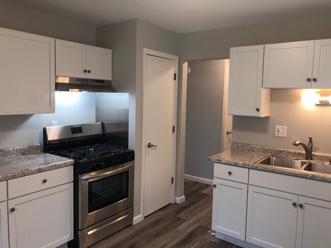 Foto del edificio - Duplex at 4510-4512 Wood Road