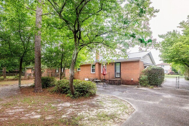 Foto del edificio - Home centrally located within Fayetteville...